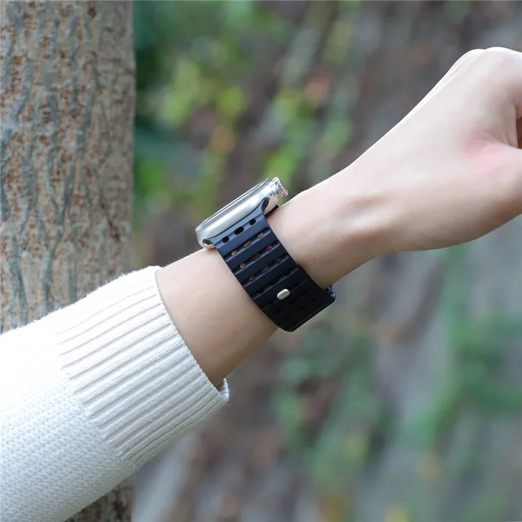 For Apple Watch Ultra 2 Ultra 49mm / Series 9 8 7 45mm / 6 5 4 SE (2023) SE (2022) SE 44mm / 3 2 1 42mm Magnetic Silicone Watch Band