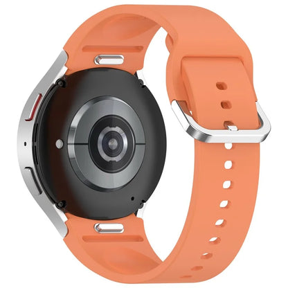 For Samsung Galaxy Watch4 / 5 / 6 / 7 40mm / Watch 5 Pro 45mm / Watch FE 40mm Wrist Band Silver Buckle Silicone Watch Strap