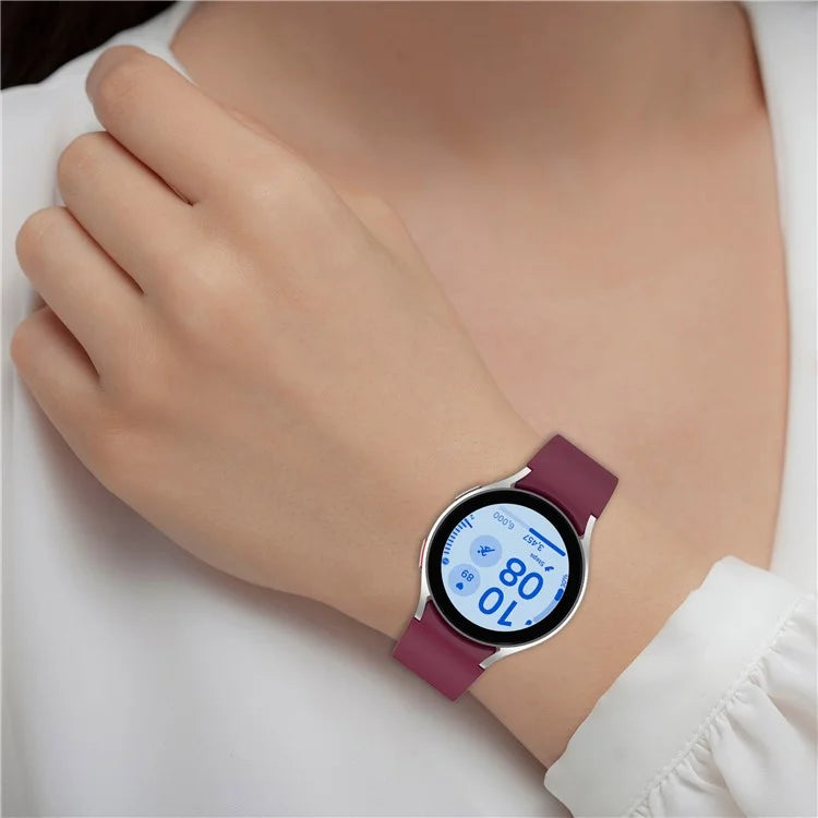 For Samsung Galaxy Watch4 / 5 / 6 / 7 40mm / Watch 5 Pro 45mm / Watch FE 40mm Wrist Band Silver Buckle Silicone Watch Strap