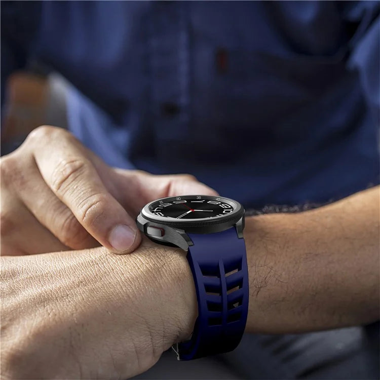 For Samsung Galaxy Watch FE / 7 / 6 / 5 / 4 Watch Band Stylish Silicone Strap with Magnetic Folding Buckle