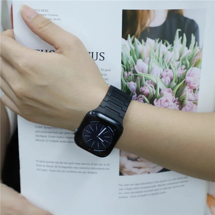 For Apple Watch 10 46mm / Ultra 2 / Ultra 49mm / 9 8 7 45mm / SE (2023) SE (2022) SE 6 5 4 44mm / 3 2 1 42mm Magnetic Silicone Watch Strap