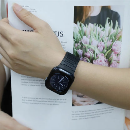 For Apple Watch 10 46mm / Ultra 2 / Ultra 49mm / 9 8 7 45mm / SE (2023) SE (2022) SE 6 5 4 44mm / 3 2 1 42mm Magnetic Silicone Watch Strap