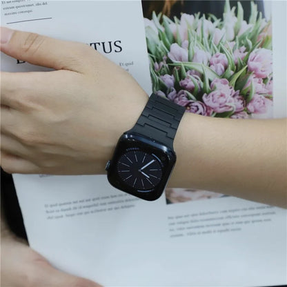 For Apple Watch 10 46mm / Ultra 2 / Ultra 49mm / 9 8 7 45mm / SE (2023) SE (2022) SE 6 5 4 44mm / 3 2 1 42mm Magnetic Silicone Watch Strap