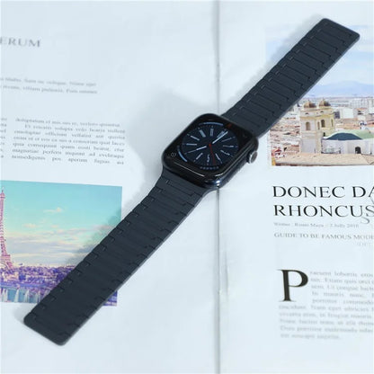 For Apple Watch 10 46mm / Ultra 2 / Ultra 49mm / 9 8 7 45mm / SE (2023) SE (2022) SE 6 5 4 44mm / 3 2 1 42mm Magnetic Silicone Watch Strap