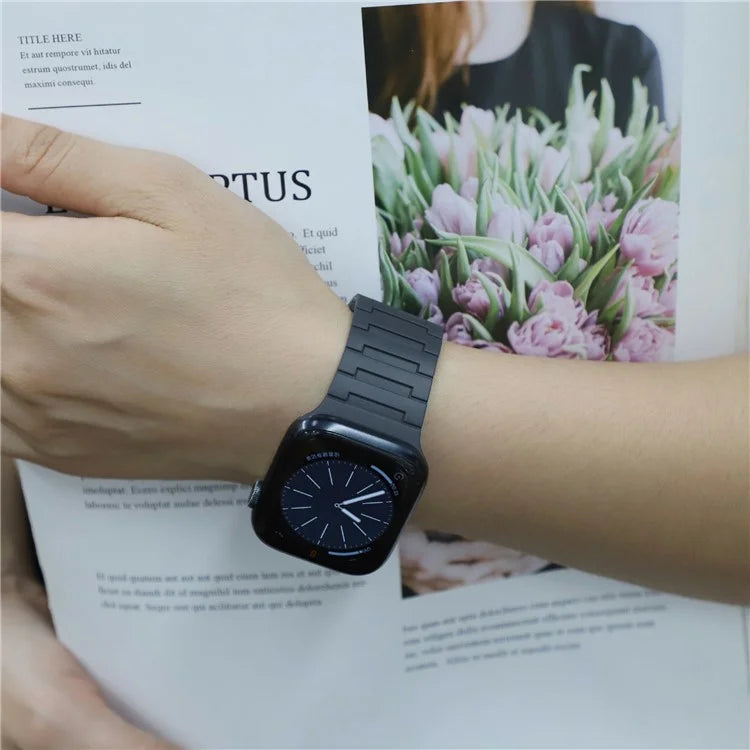 For Apple Watch 10 46mm / Ultra 2 / Ultra 49mm / 9 8 7 45mm / SE (2023) SE (2022) SE 6 5 4 44mm / 3 2 1 42mm Magnetic Silicone Watch Strap