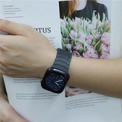 For Apple Watch 10 46mm / Ultra 2 / Ultra 49mm / 9 8 7 45mm / SE (2023) SE (2022) SE 6 5 4 44mm / 3 2 1 42mm Magnetic Silicone Watch Strap