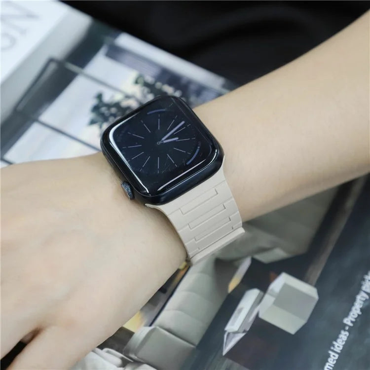 For Apple Watch 10 46mm / Ultra 2 / Ultra 49mm / 9 8 7 45mm / SE (2023) SE (2022) SE 6 5 4 44mm / 3 2 1 42mm Magnetic Silicone Watch Strap