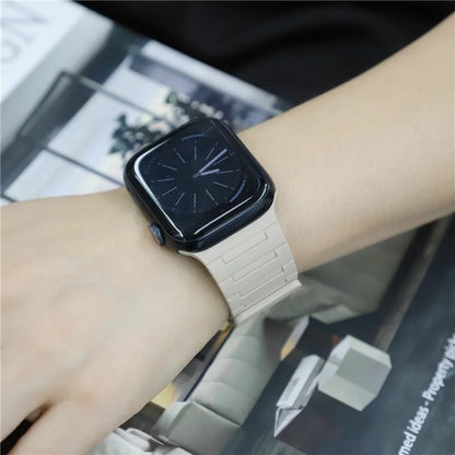 For Apple Watch 10 46mm / Ultra 2 / Ultra 49mm / 9 8 7 45mm / SE (2023) SE (2022) SE 6 5 4 44mm / 3 2 1 42mm Magnetic Silicone Watch Strap