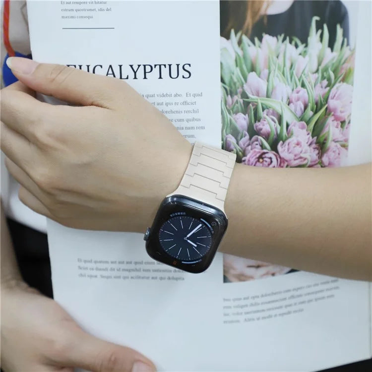 For Apple Watch 10 46mm / Ultra 2 / Ultra 49mm / 9 8 7 45mm / SE (2023) SE (2022) SE 6 5 4 44mm / 3 2 1 42mm Magnetic Silicone Watch Strap