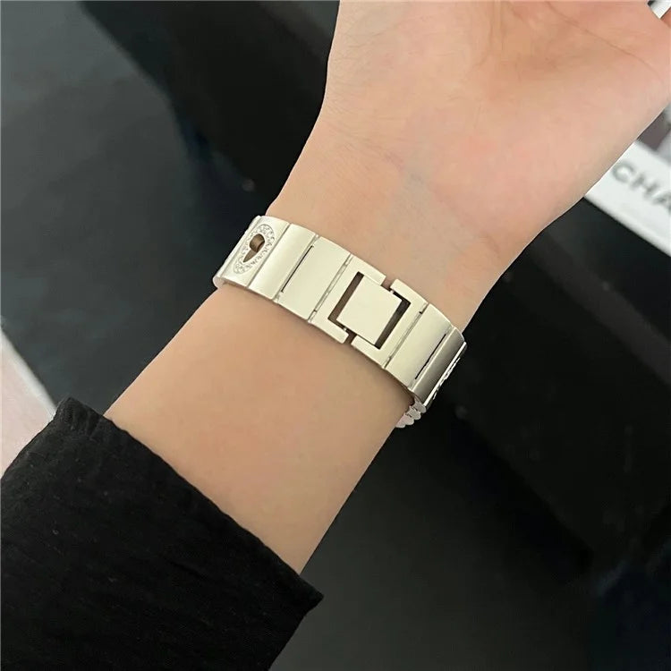 Hollow Heart Metal Strap for Apple Watch Series 10 42mm  /  9 8 7 41mm  /  SE (2023) SE (2022) SE 6 5 4 40mm  /  3 2 1 38mm