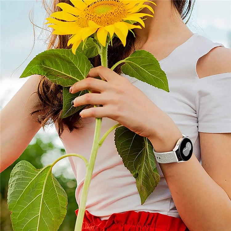 For Garmin Vivomove 3 / Forerunner 645 / Samsung Gear S2 Classic Universal 20mm Carving Flower Silicone Watch Strap