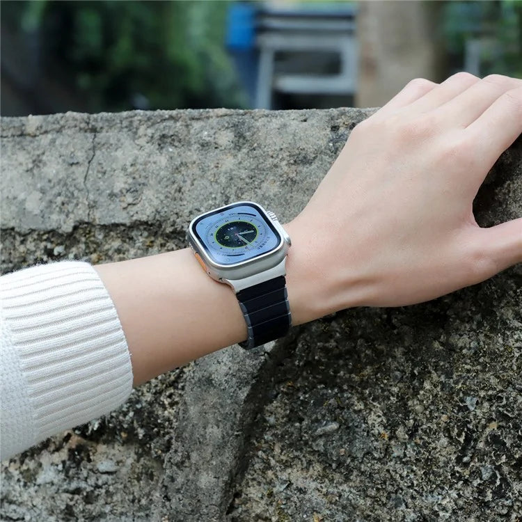 For Apple Watch Ultra 2 Ultra 49mm  /  9 8 7 45mm  /  6 5 4 SE (2023) SE (2022) SE 44mm  /  3 2 1 42mm Magnetic Silicone Watch Band