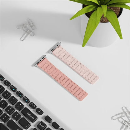 For Apple Watch Series 9 8 7 41mm / 6 5 4 SE (2022) SE (2023) SE 40mm / 3 2 1 38mm Replacement Strap Silicone Magnetic Watch Band