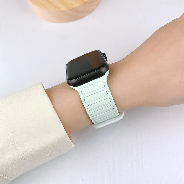 For Apple Watch Ultra 2 Ultra 49mm / 9 8 7 45mm / 6 5 4 SE (2022) SE (2023) SE 44mm / 3 2 1 42mm Silicone Strap Magnetic