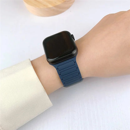 For Apple Watch Series 9 8 7 41mm  /  6 5 4 SE (2022) SE (2023) SE 40mm  /  3 2 1 38mm Watchband Soft Silicone Magnetic Strap