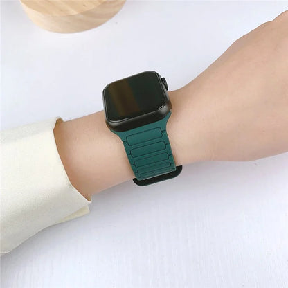 For Apple Watch Series 9 8 7 41mm  /  6 5 4 SE (2022) SE (2023) SE 40mm  /  3 2 1 38mm Watchband Soft Silicone Magnetic Strapish Green / Black