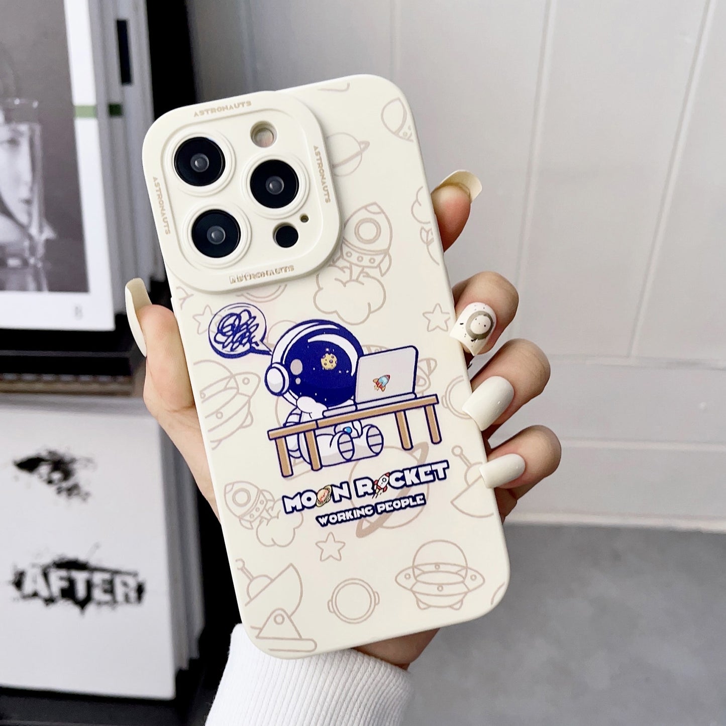 ELECTROPRIME For iPhone 15 Liquid Silicone Astronaut Pattern Phone Case(White)