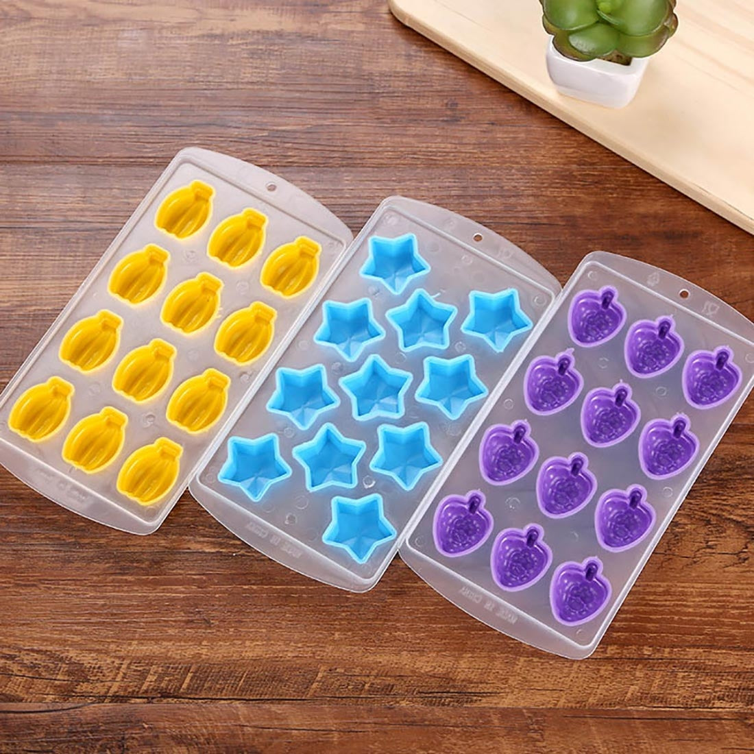 ELECTROPRIME Banana Shaped Silicon Ice Cube Tray / Ice Mold Random Color