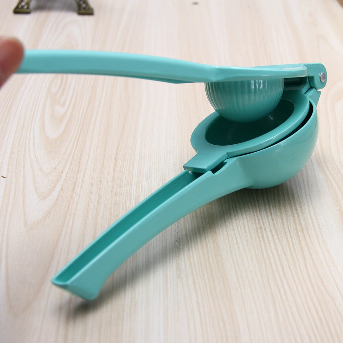ELECTROPRIME Aluminum Alloy Manual Dual Layers Lemon Juicer, Random Color Delivery