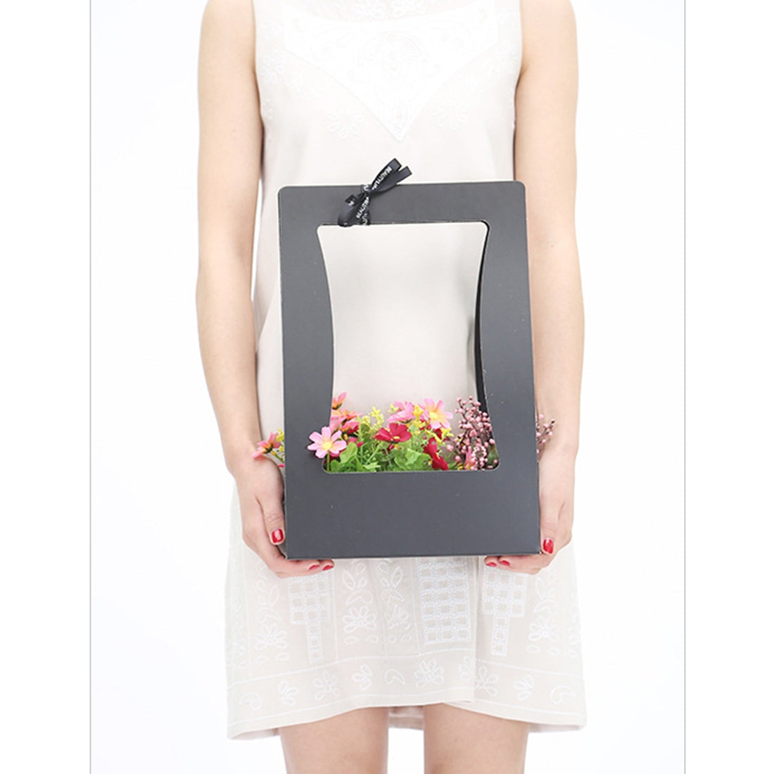 ELECTROPRIME Paper Flower Basket  Portable Basket Flowers Carton Packing Waterproof Florist Fresh Flower Carrier Box Portable Flowers Boxes, Random Color Delivery