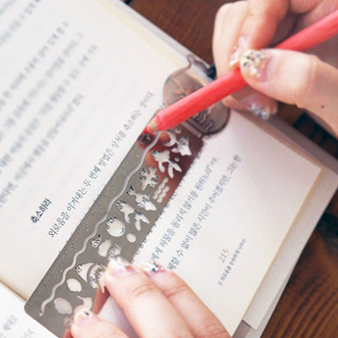 ELECTROPRIME 5 PCS Delicate Hollow Out Pattern Bookmark Ultra-thin Metal Bookmark Tape Ruler Fashion Bookmarks for School Office Supplies, Random Pattern Delivery