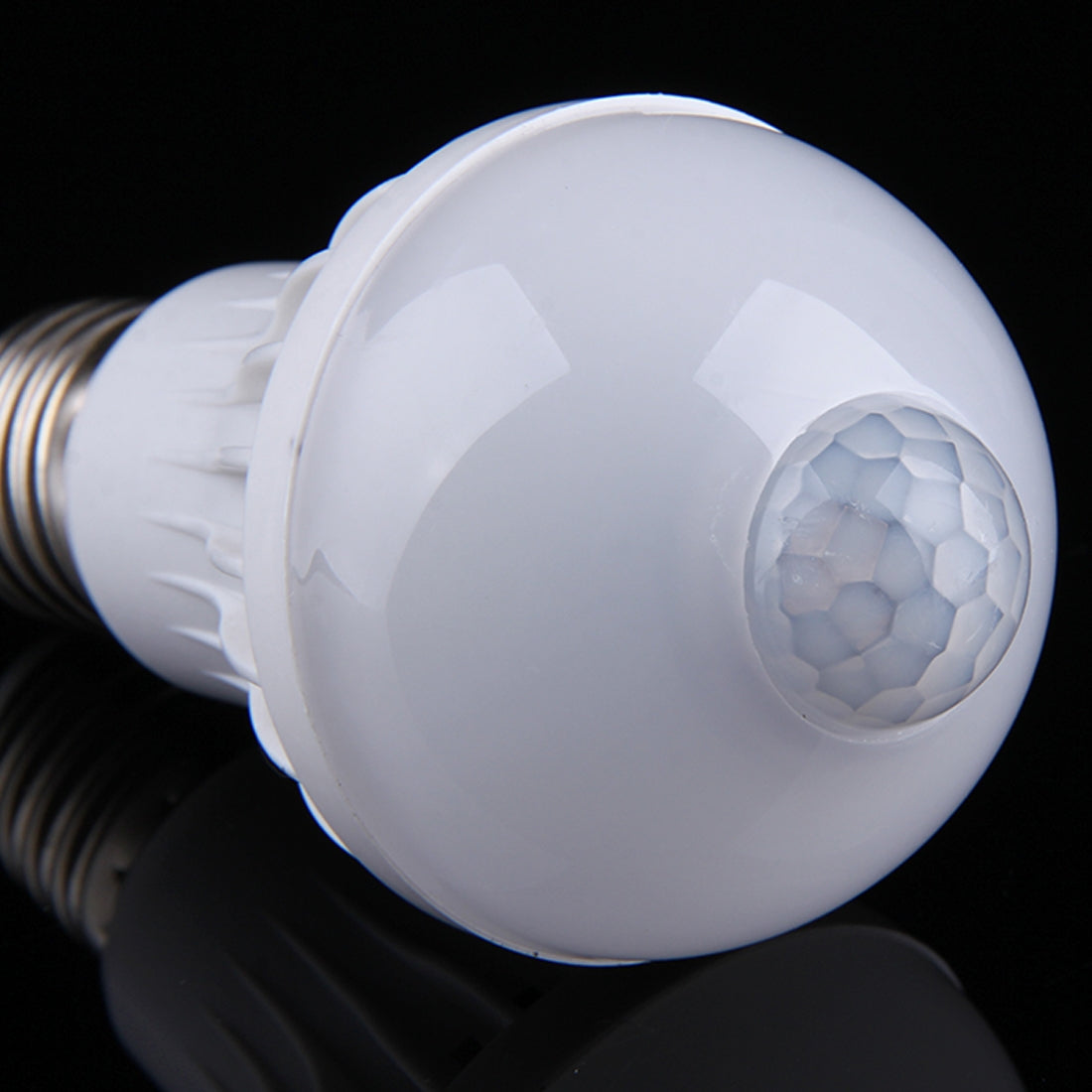 ELECTROPRIME E27 5WInfrared Motion Sensor LED Light Bulb, Sensor Distance: 4-6m, AC 85-265V